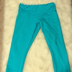 Light blue cropped lululemon leggings